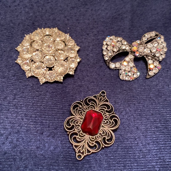 Set of three pins 1 1/2” x 1 1/2” - Picture 2 of 6